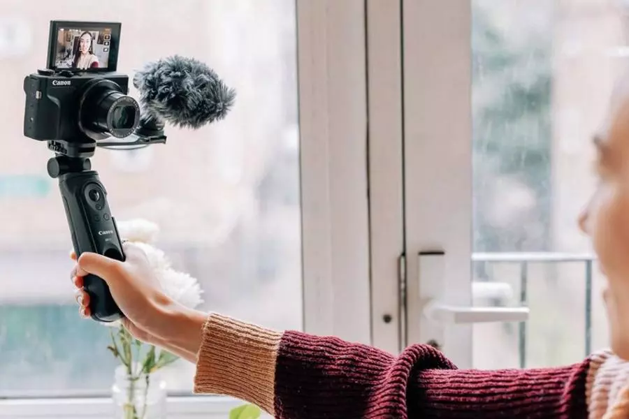Wykorzystaj swój smartfon do zdalnego fotografowania oraz edycji i udostępniania zdjęć w podróży. Aparat Canon PowerShot G7 X Mark III utrzymuje stałą łączność Bluetooth i przesyła pliki za pośrednictwem sieci Wi-Fi. Aplikacja Canon Camera Connect umożliwia zdalne filmowaAparat Canon PowerShot G7X Mark III czarnynie i fotografowanie.